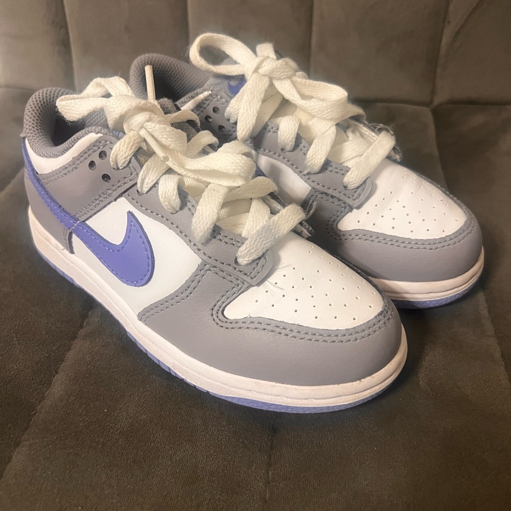 Nike Kids Low-Top Sneakers in White, Light Gray and blue